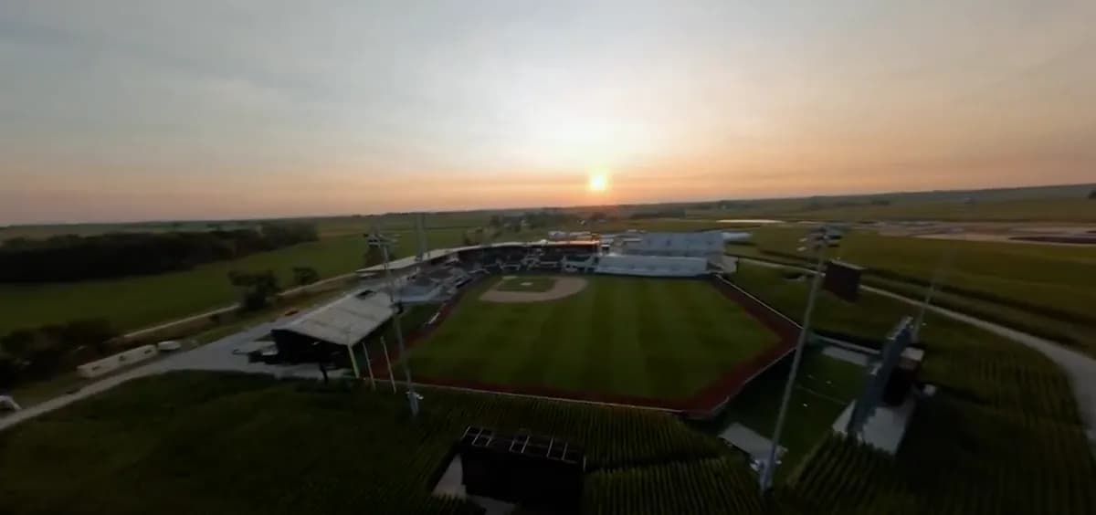 Kevin Costner rend hommage au baseball dans l'introduction du match Field Of Dreams