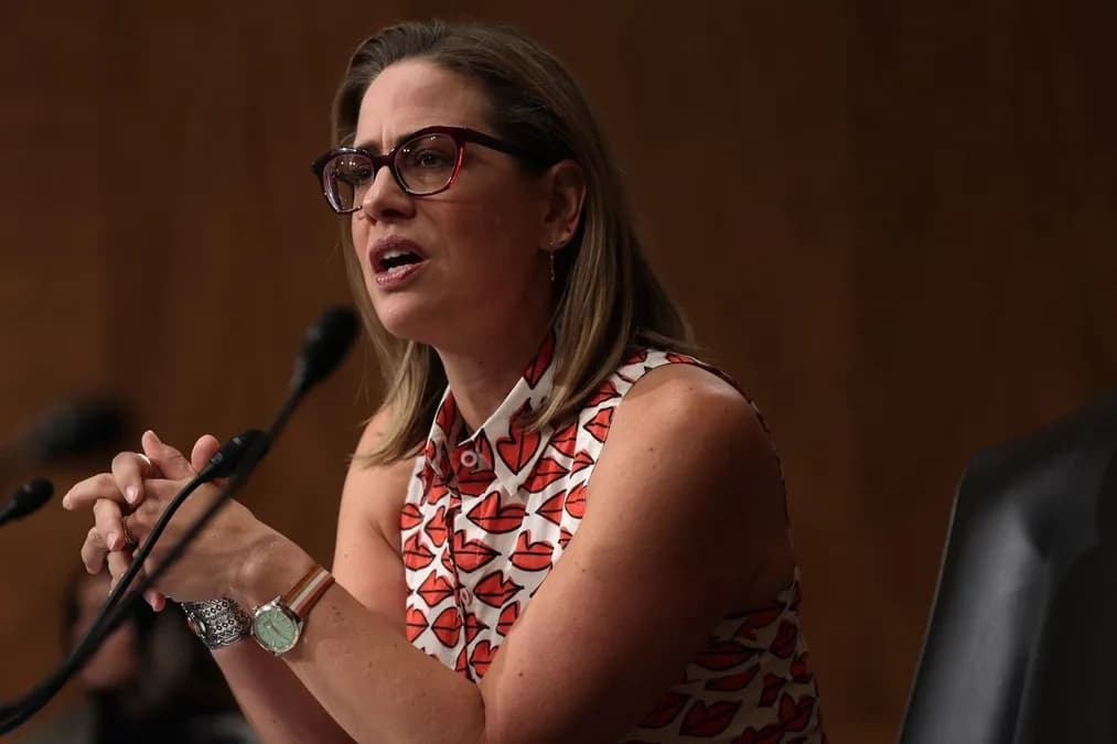 Kyrsten Sinema révèle les détails chocs de son aventure avec son garde du corps marié