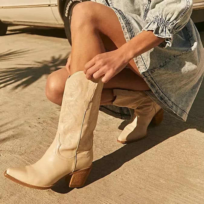 Bottes de cowboy : les astuces mode pour les porter sans effet costume