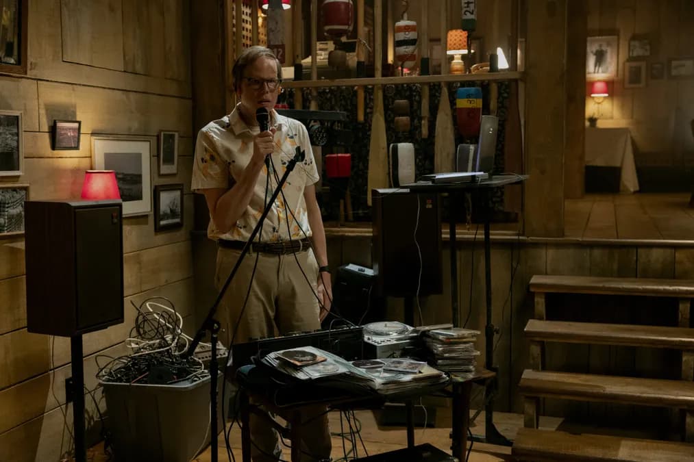 Jeff Hiller promu régulier dans Widow's Bay saison 2 : plus de rires et de frissons