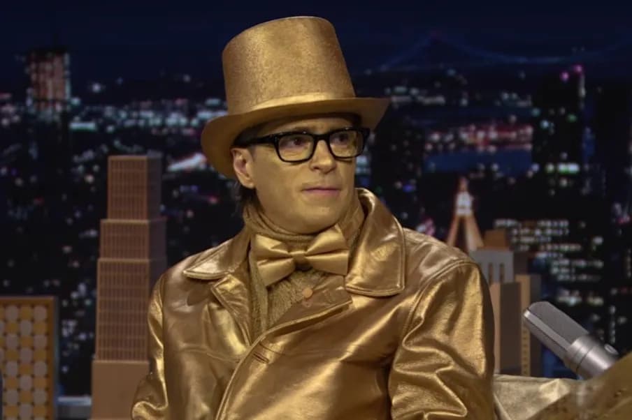 Rivers Cuomo de Weezer peint en or sur Late Night TV : la performance qui fait parler