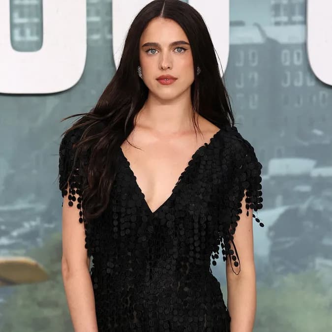 Margaret Qualley ose les sandales Chanel pieds nus sur le tapis rouge de Londres