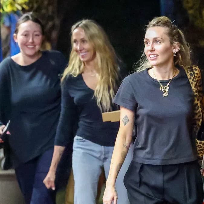 Miley Cyrus et sa sœur Noah : une soirée filles inoubliable avec leur mère Tish à Los Angeles