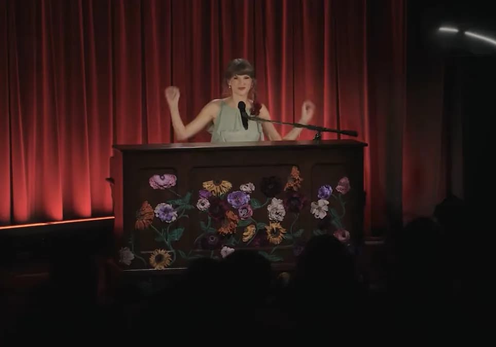 Taylor Swift choque les fans avec un mashup inédit d'All Too Well et August au Grammy Museum