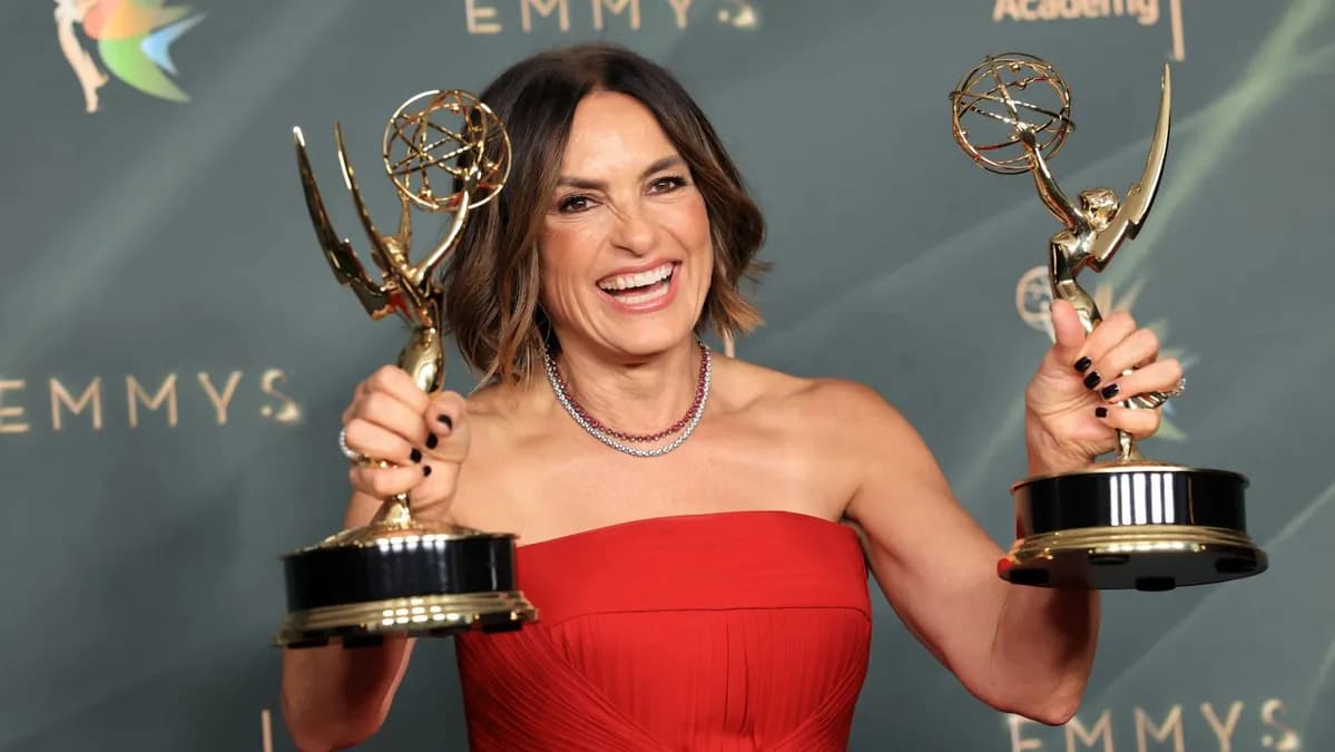 Mariska Hargitay remporte deux Emmys pour 'My Mom Jayne' avant d'animer les Primetime Emmys
