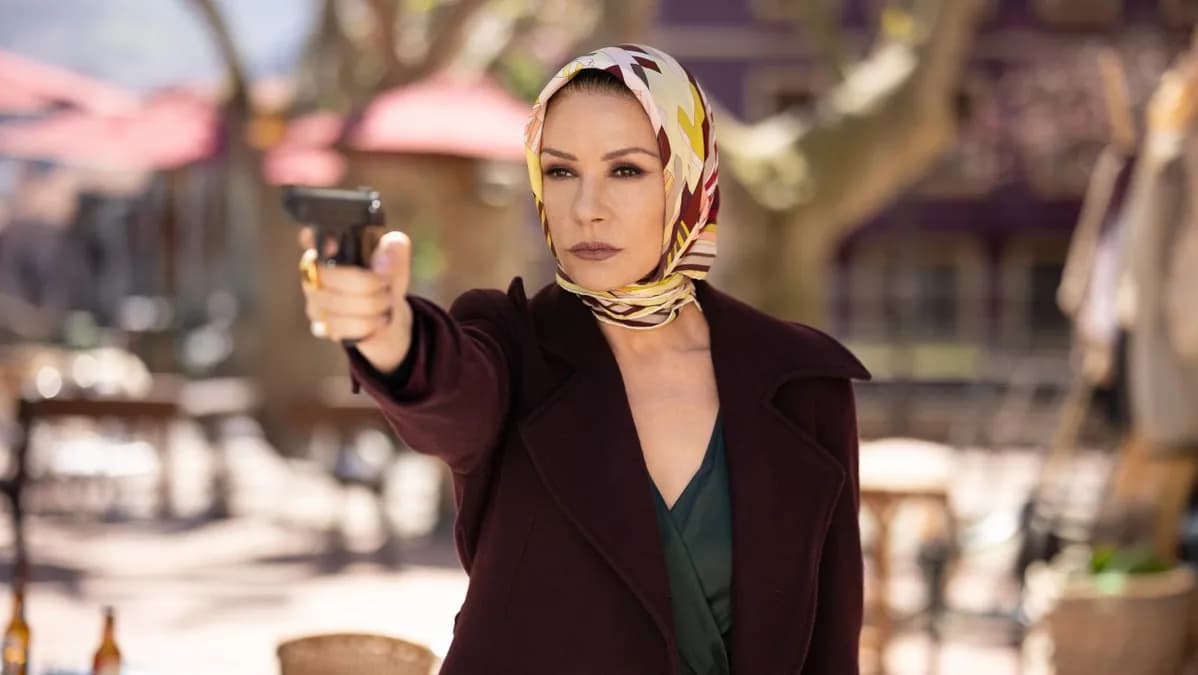 Catherine Zeta‑Jones révèle son accent sincère dans le nouveau trailer d’AMC+ : ‘Kill Jackie’