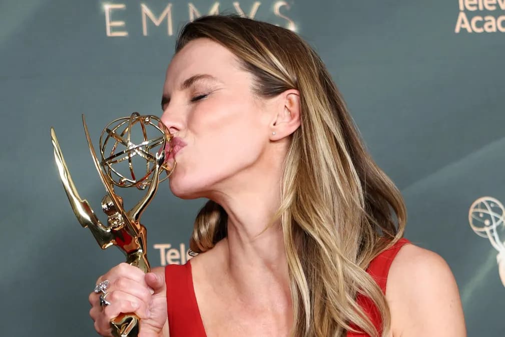 Betty Gilpin lance un poème piquant contre Sam Altman lors de son discours d'Emmy