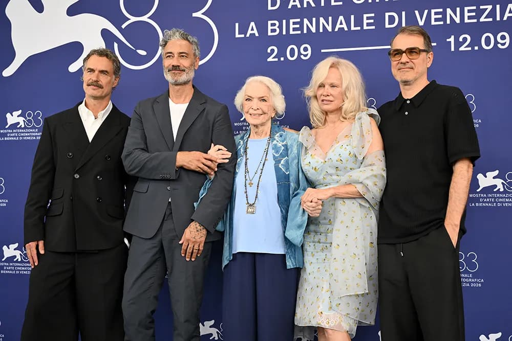 Ellen Burstyn émue aux larmes lors de la standing ovation pour "Place to Be" à Venise