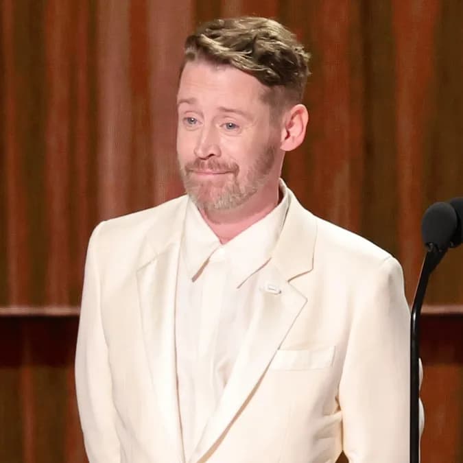 Macaulay Culkin rend hommage à Catherine O’Hara lors des Emmys 2026 : un moment de pure émotion