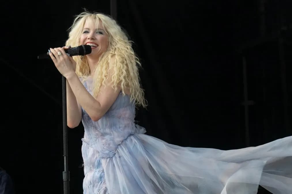 Carly Rae Jepsen dévoile son double album 'Day and Night' : 24 titres à écouter