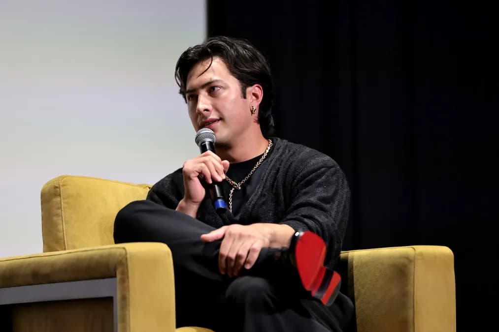Hudson Williams : son retour émouvant sur le tournage de Heated Rivalry