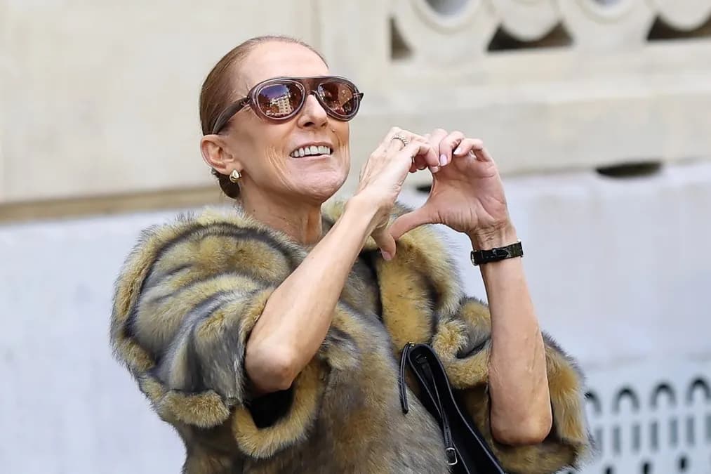 Céline Dion rejoint ses fans sur le capot d’une voiture à Paris, un moment magique