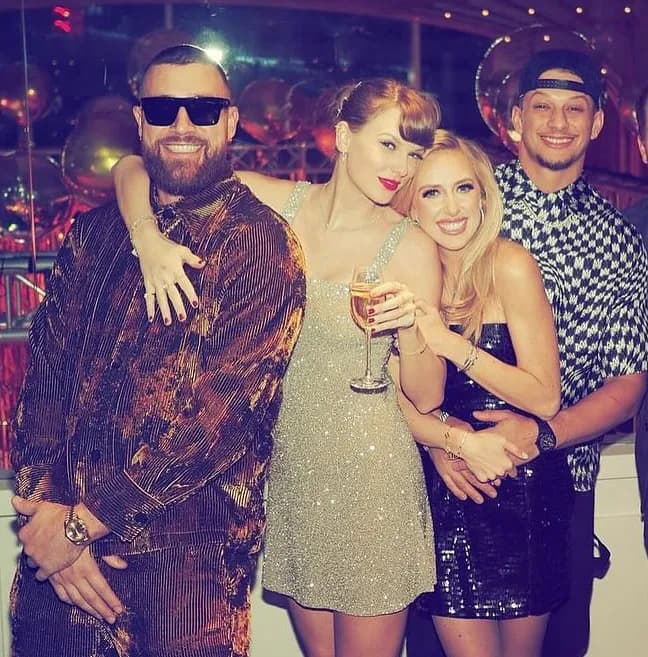 Taylor Swift et Travis Kelce se tiennent la main à la fête d'anniversaire de Patrick Mahomes