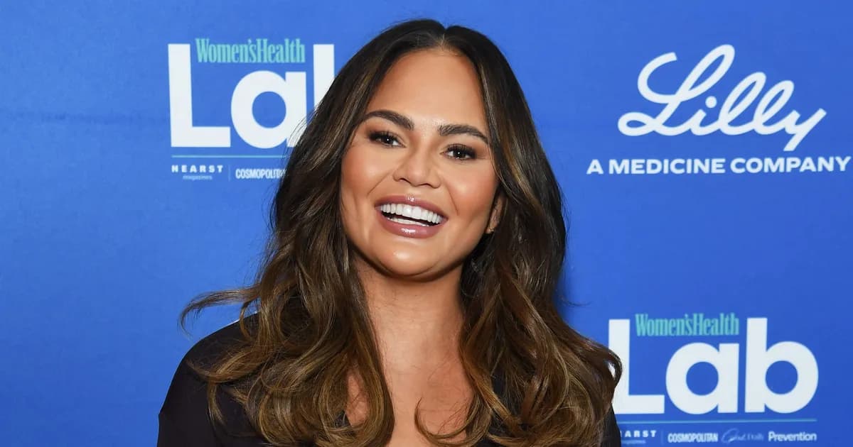 Comment Chrissy Teigen a trouvé un cardigan cachemire à 30 € : le look chic à petit prix