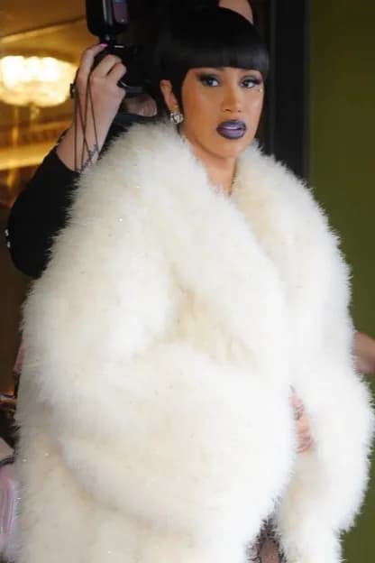 Cardi B défend la coupe bowl haute couture au défilé Gucci à Milan