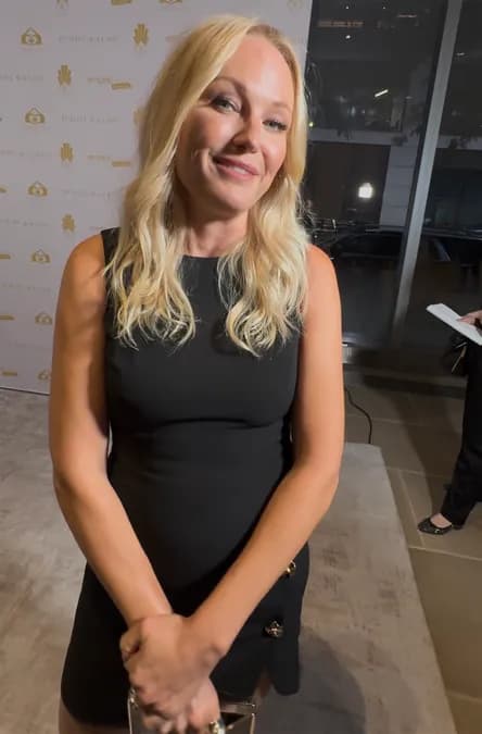 Malin Akerman promet une saison 2 de Hunting Wives ultra sexy et sulfureuse