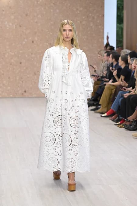 Claire Danes brille à la Fashion Week de Paris lors du défilé Chloé