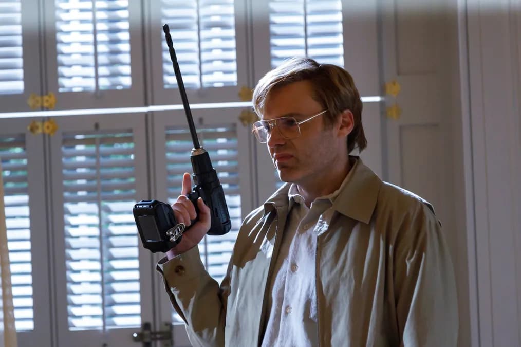 Seth Gabel revient dans American Horror Story pour rejouer Jeffrey Dahmer avec Evan Peters