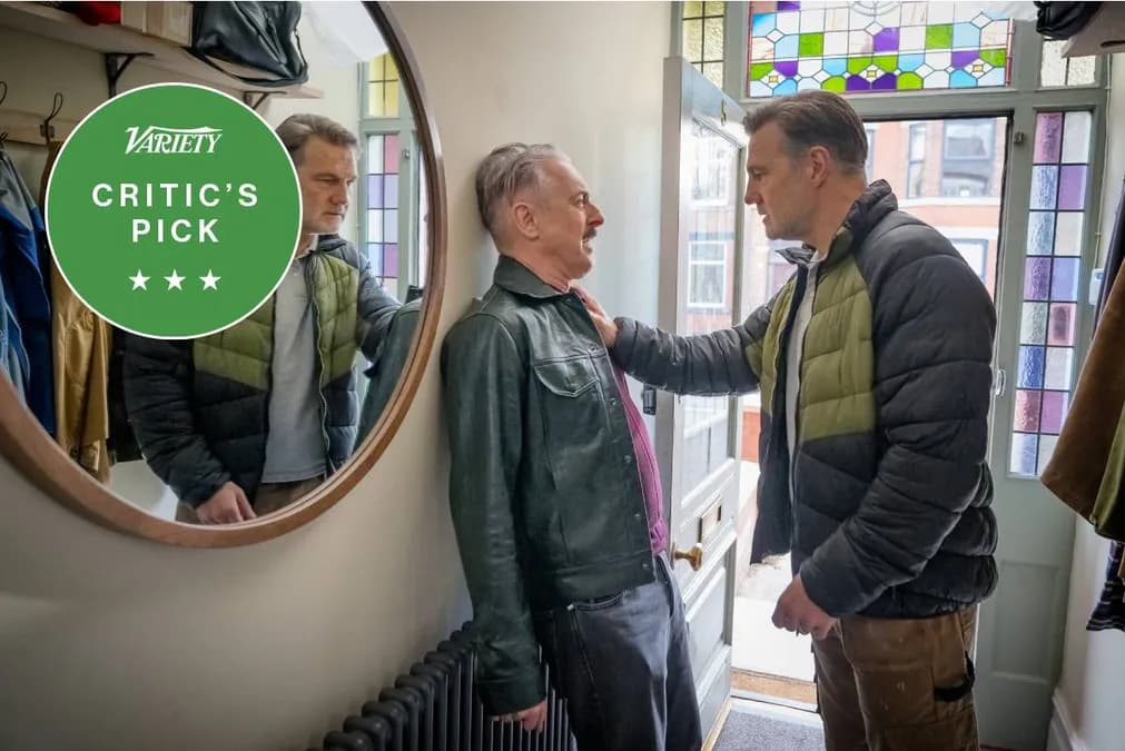 Alan Cumming dévoile son nouveau drame « Tip Toe » sur Starz, une parabole cinglante contre l’homophobie