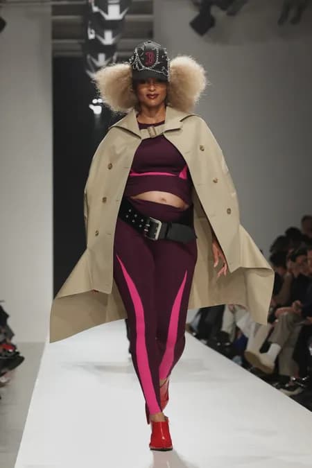 Ciara expose son ventre arrondi sur le podium de la Fashion Week de Paris