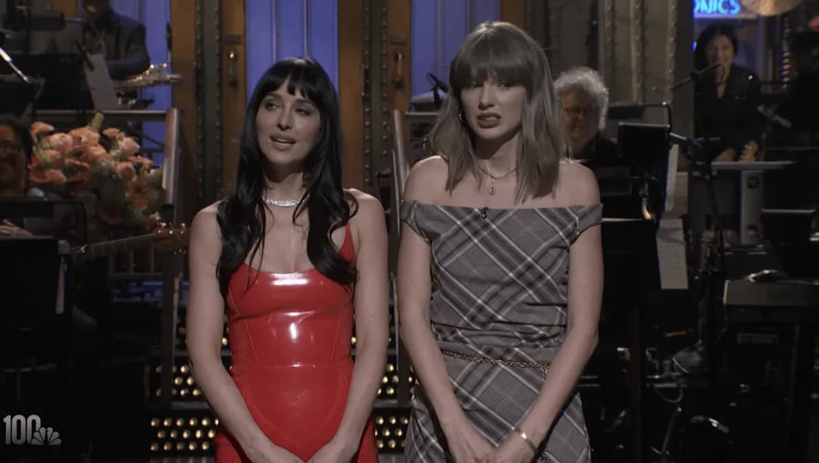 Taylor Swift fait un clin d’œil à Travis Kelce lors de l’ouverture de Dakota Johnson sur Saturday Night Live
