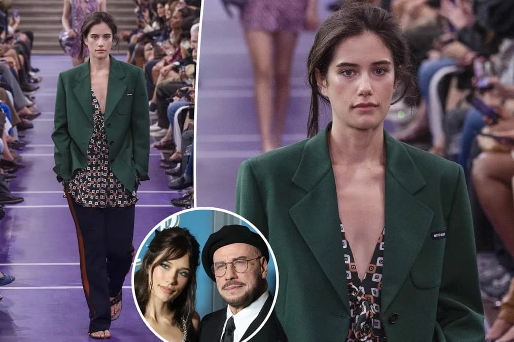 Ella Bleu, fille de John Travolta, défile pour Miu Miu à la Paris Fashion Week