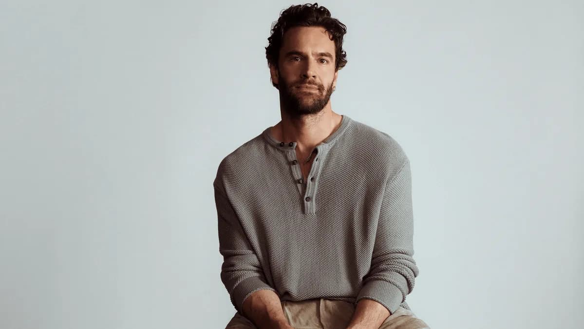 Tom Bateman révèle son secret pour The Love Hypothesis et son rôle Netflix Woods