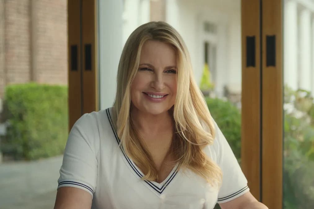 Jennifer Coolidge revient dans The Watcher : son rôle de realtor flamboyant