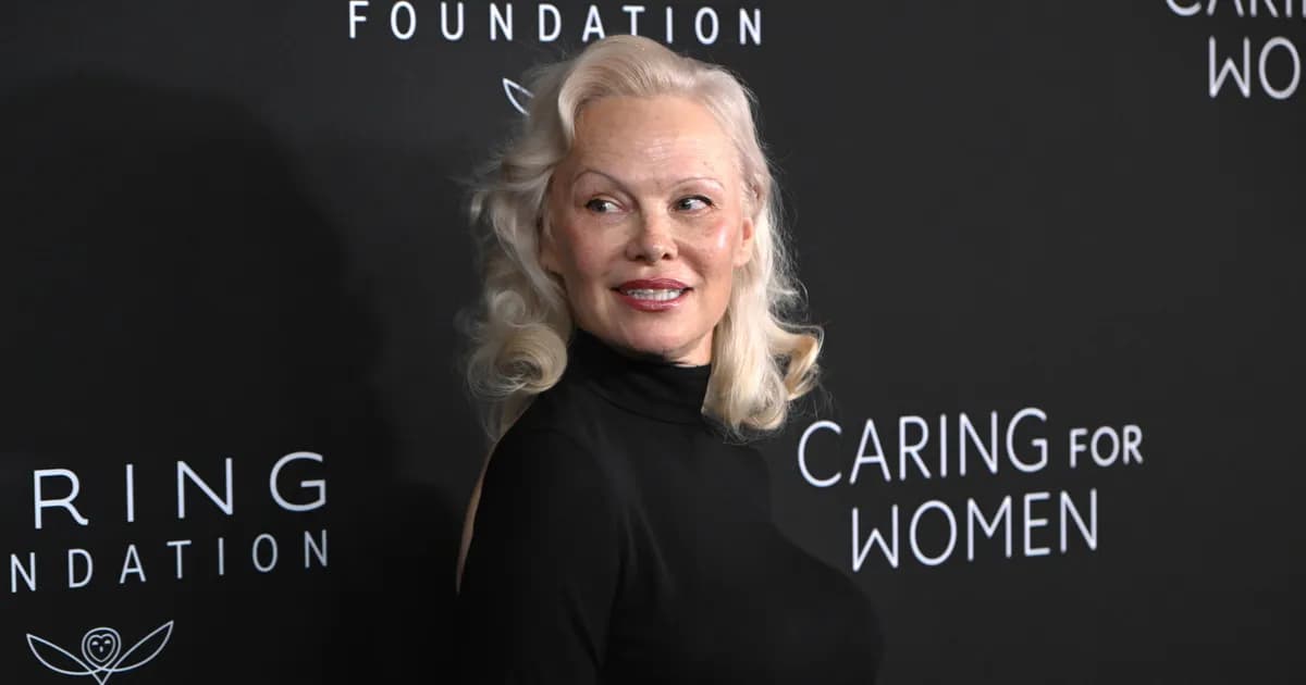 Pull oversize de Pamela Anderson : le secret du style flatteur pour les femmes 50+