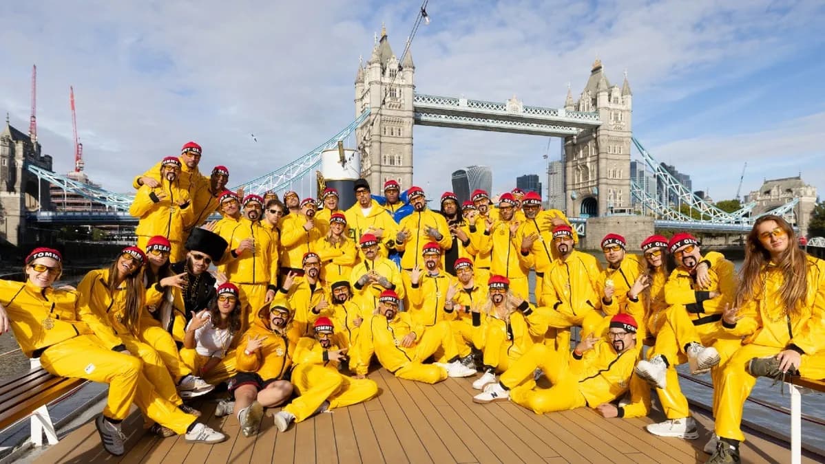 Sacha Baron Cohen mobilise 300 sosies d'Ali G à Londres avant la sortie du film Who Iz I