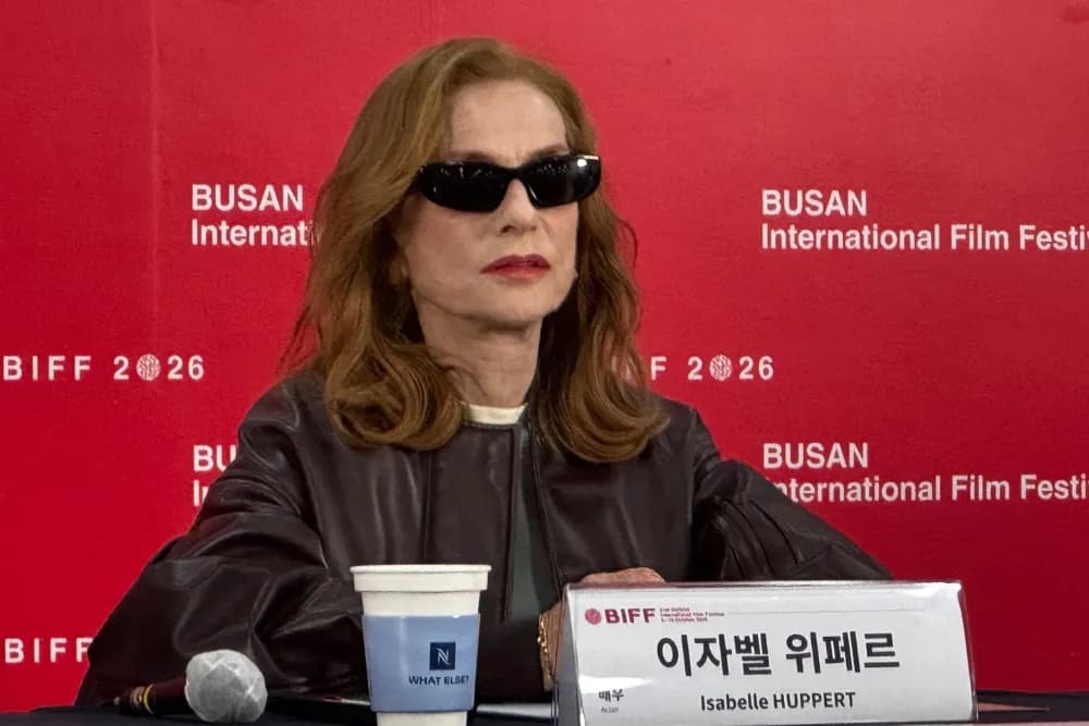 Isabelle Huppert affirme que l'IA ne l'a pas encore remplacée – révélations du Festival de Busan