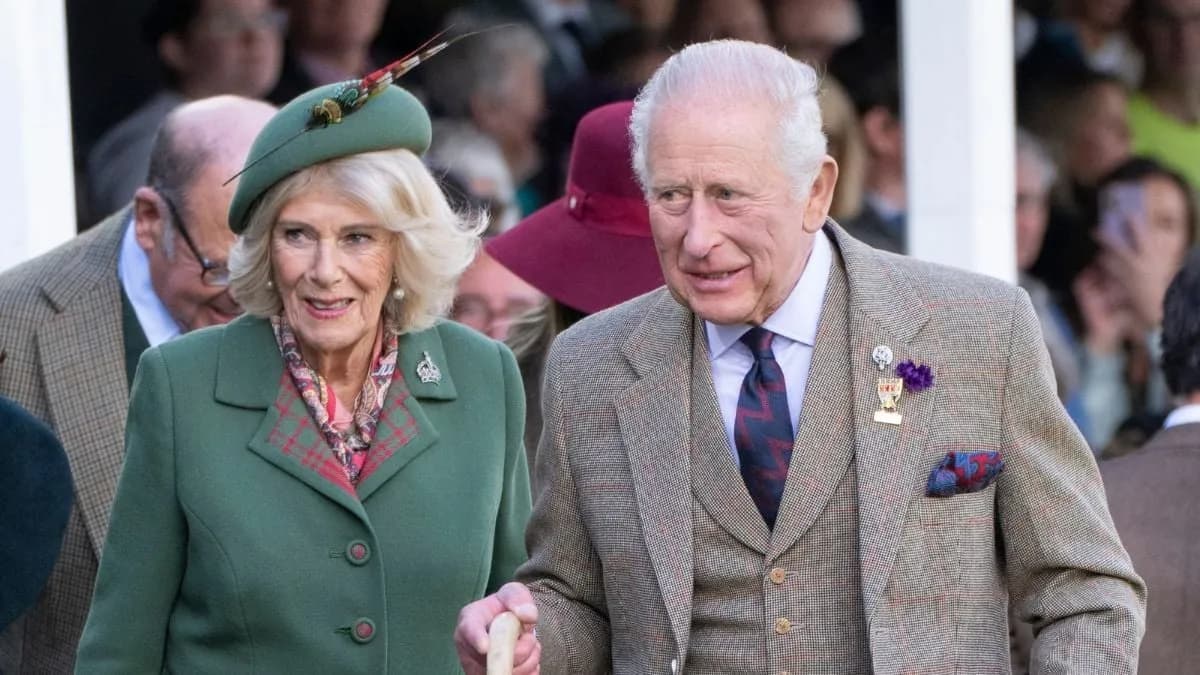 Charles III et Camilla surpris en plein baiser au polo : la rare exception qui fait vibrer les Royals