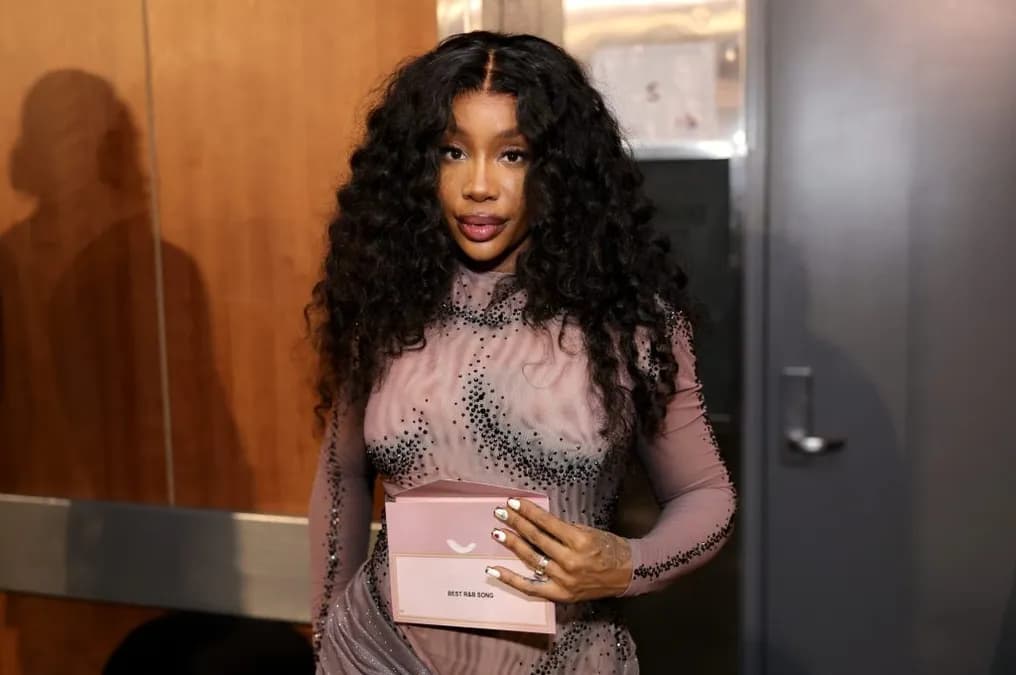 SZA achète la sculpture ballon d’Adam Nissah après le défi d’un troll en ligne