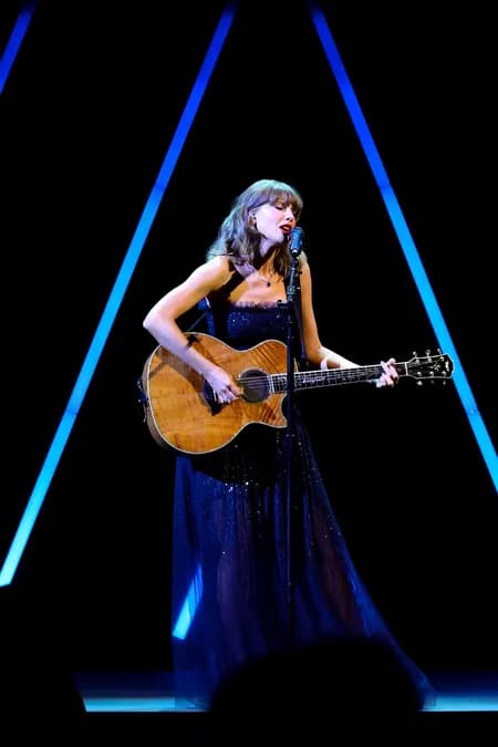 Taylor Swift éblouit en robe bleu marine chez Ralph Lauren au Museum Academy