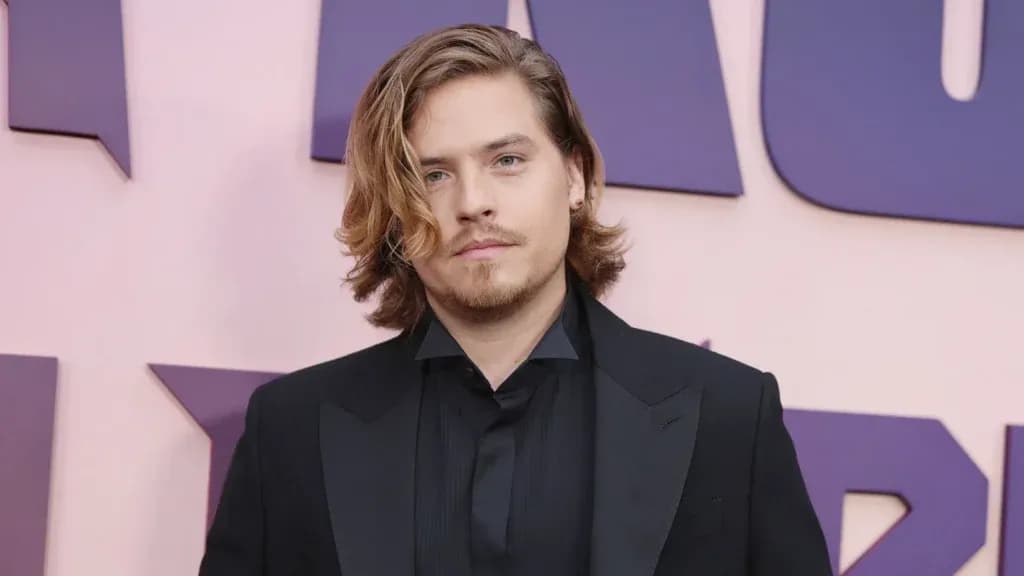 Dylan Sprouse révèle un secret de famille incestueux sur ses origines