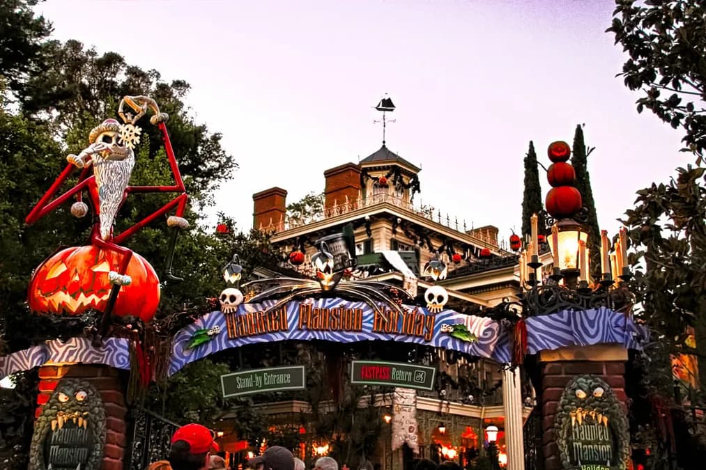 Décès suspect d'un homme de 65 ans à Disneyland Resort : enquête de la police d'Anaheim