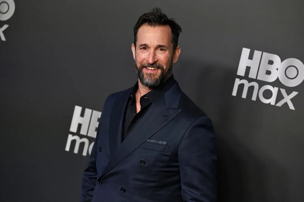 Noah Wyle sacré Sexiest Man Alive par People : le retour du docteur d’ER qui séduit à nouveau