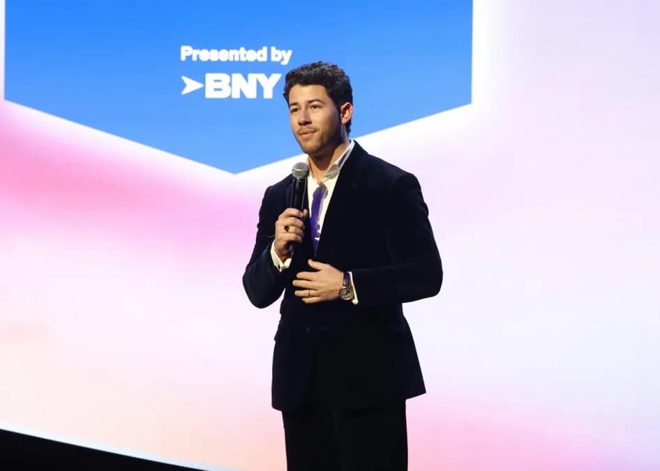Nick Jonas rend hommage à Bob Iger lors du gala Icons of Culture à New York