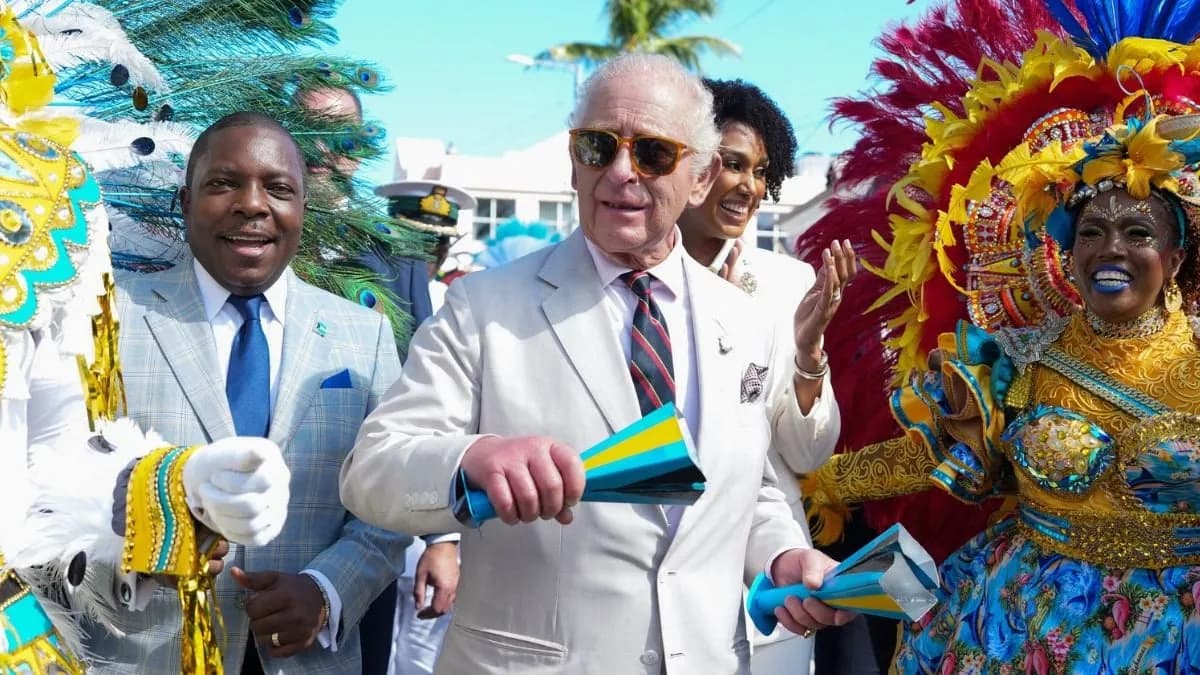 Charles III fait sensation au festival Junkanoo de Nassau avec maracas et danse inattendue