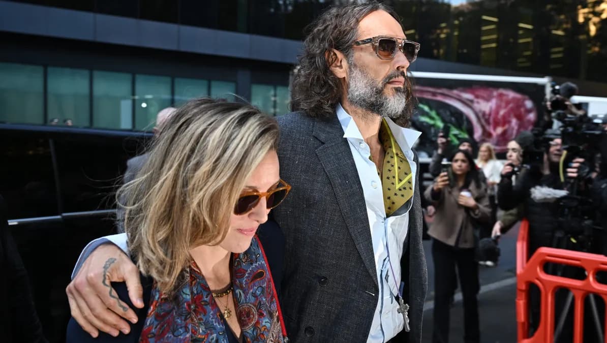 Russell Brand : la femme déclare qu'il était un amant attentionné malgré les accusations de viol