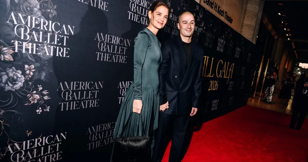 Katie Holmes dévoile la jupe en satin anti-dénim qui devient la référence mode