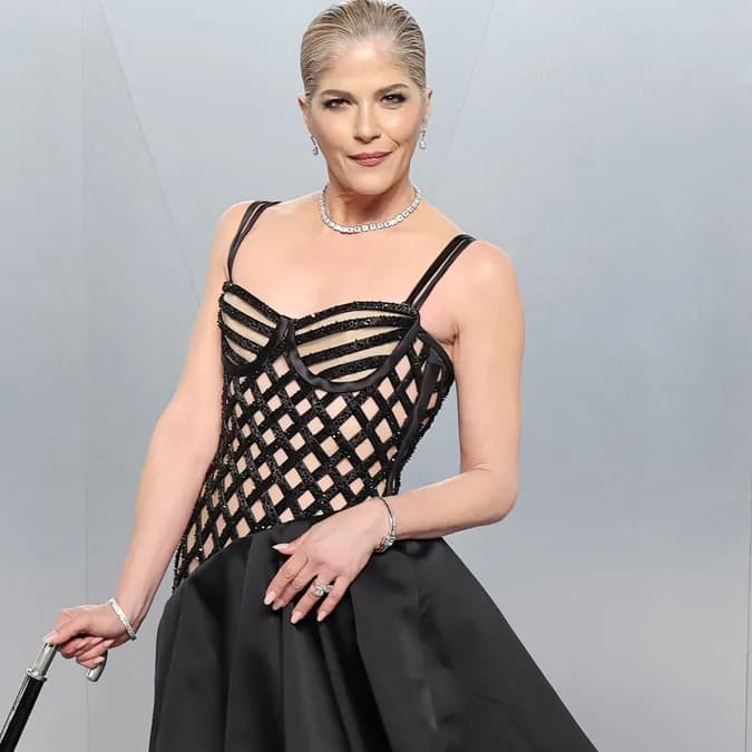 Selma Blair s'excuse en larmes pour l'incident à bord d'un vol Delta