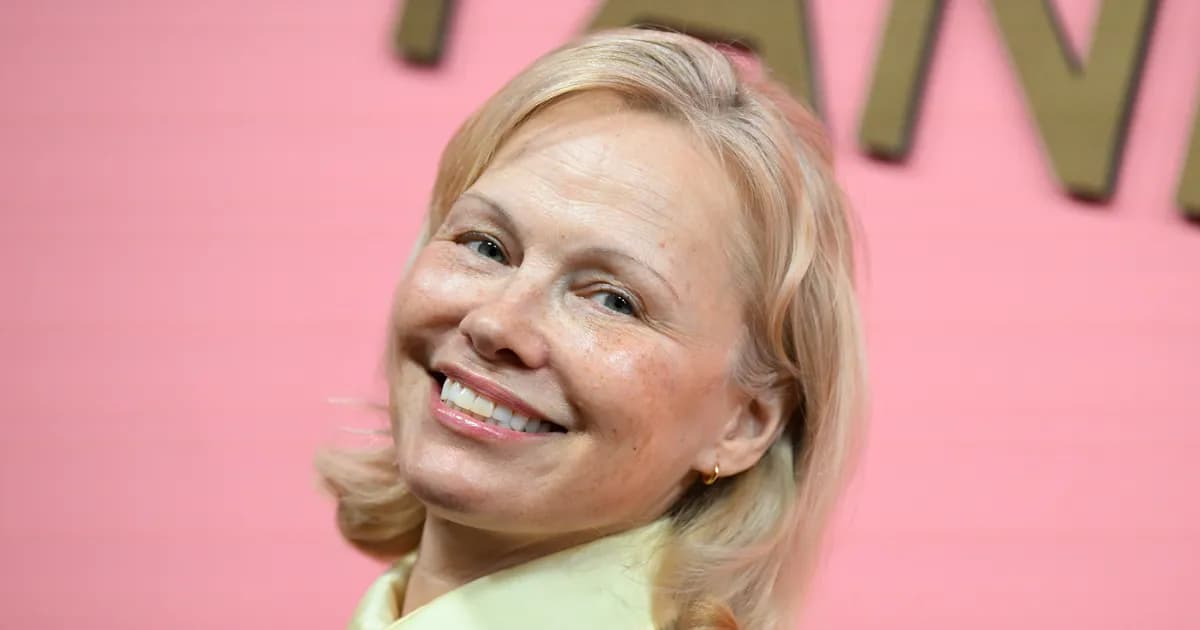 Pamela Anderson dévoile le Loafer‑Meets‑Ballet‑Flat : le hybride chic à moins de 20 €