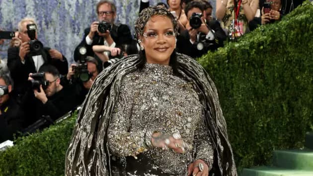 Rihanna éblouit le Met Gala 2026 aux côtés d’A$AP Rocky dans une robe Maison Margiela sur mesure