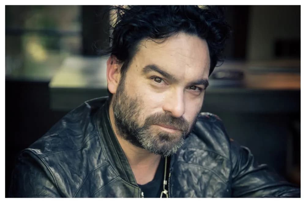 Johnny Galecki incarne Tennessee Williams dans 'Kowalski'