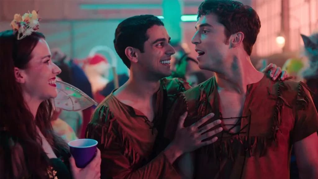 Benito Skinner Révèle l'Évolution de la Saison 2 de 'Overcompensating' - Un Ton Plus Mature et Plus Queer