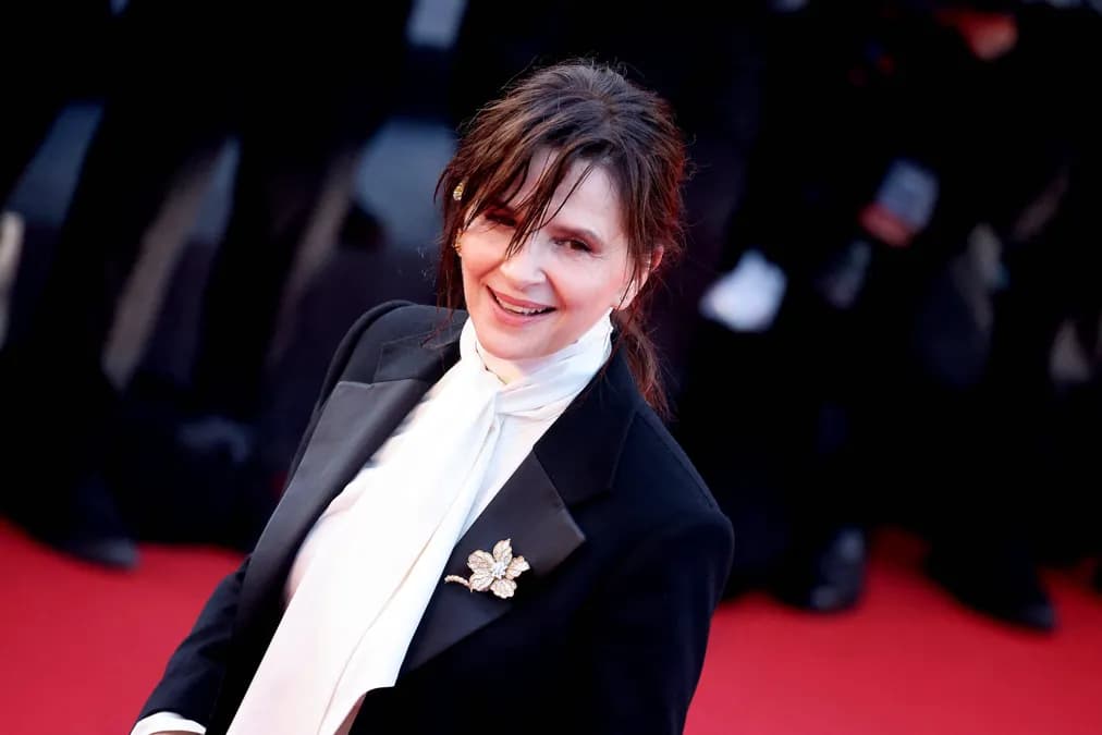 Juliette Binoche à Cannes : son manteau long et sa broche créent la surprise sur le tapis rouge