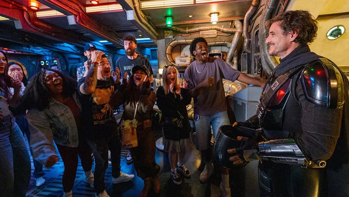 Pedro Pascal et Disney : la surprise « Mandalorian » à Disneyland était-elle mise en scène ?