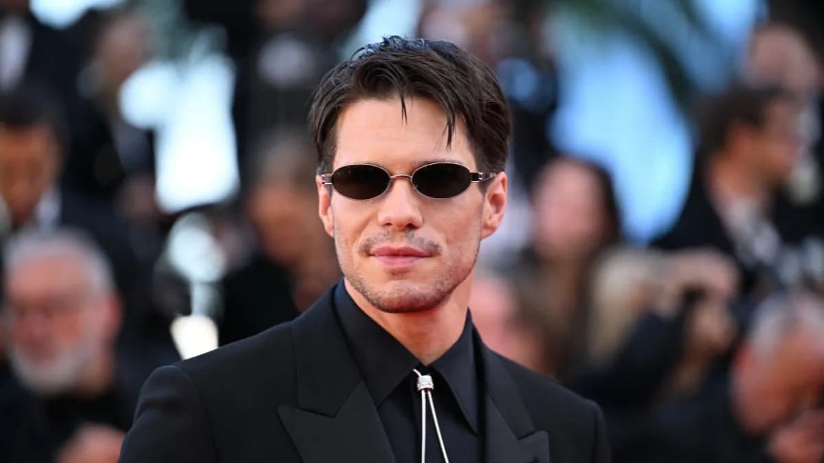 François Civil éblouit le tapis rouge avec un accessoire cow-boy audacieux à Cannes