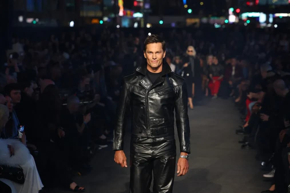 Tom Brady en cuir intégral : sa première apparition choc sur le podium Gucci à New York